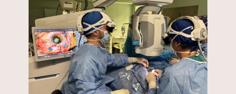 Al San Raffaele, intervento con microscopio operatorio interamente digitale in realtà aumentata per trattare il foro maculare e la cataratta